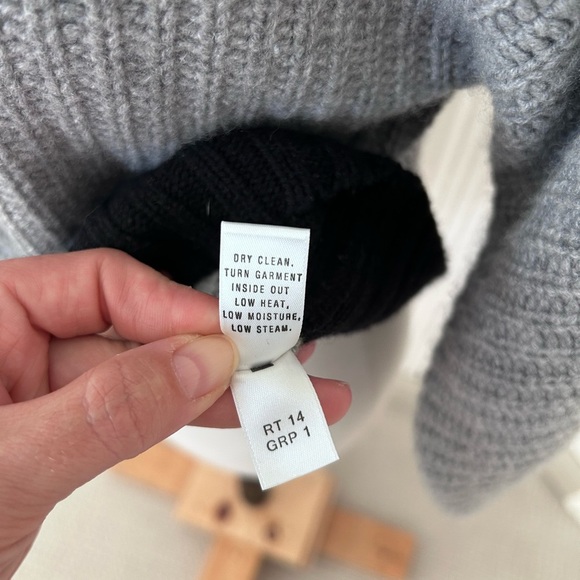 St. John Sport 100% Cashmere Asymmetrical Sweater Gray/Black Women’s Sz Small - Picture 8 of 8